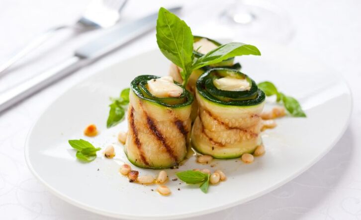 You can have arthritis dinner with fragrant courgette rolls with cottage cheese